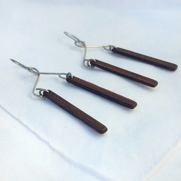 "Vintage" Wood and silver tone earrings - Picture 5 of 8